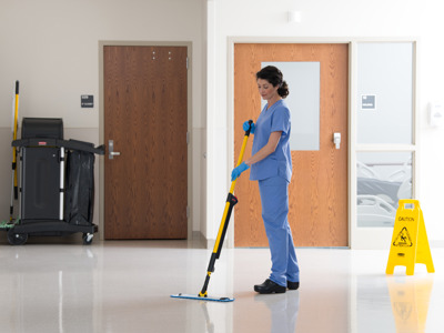 2019 1861427 RCP Material Handling Cart In Use Healthcare 2 7