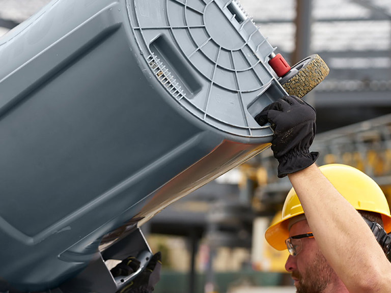 2131929 2131928 Rcp Ur Wheeledbrute Basehandles Lifestyle Detail V2